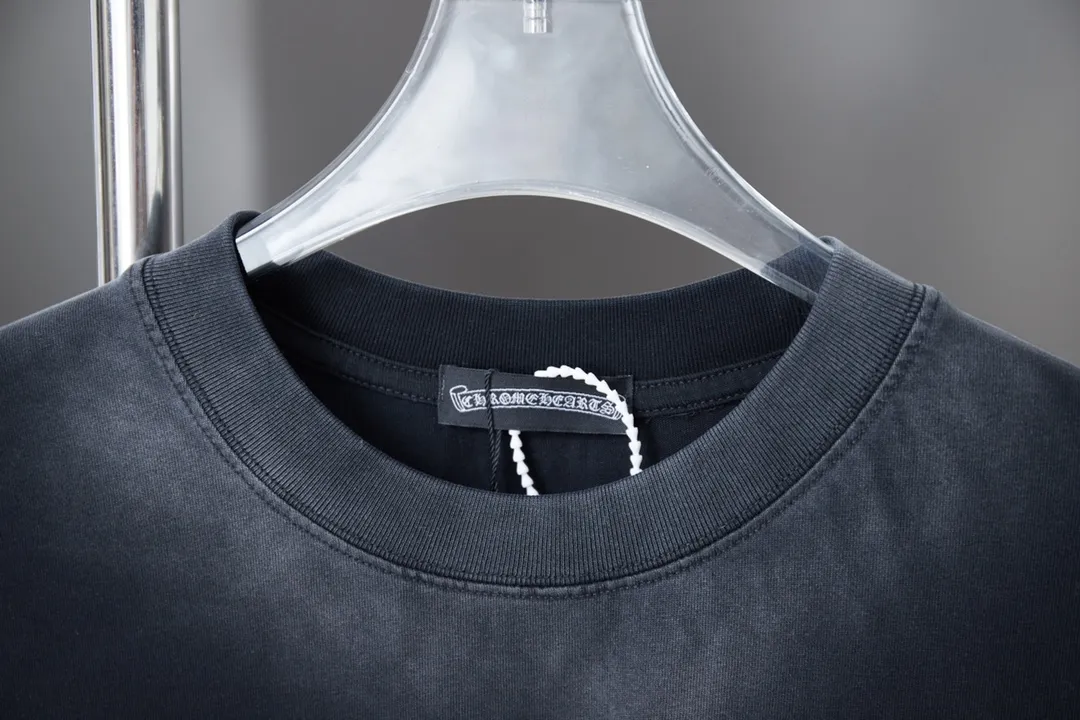 🅿️200 Ch*ome Hearte 25SS early spring new style, Croix heart logo printed short sleeves, light luxury, a must-have item for daily commuting for men and women, correct version, welcome to compare, detailed features · 320g 100% pure cotton double yarn jersey fabric · Custom dyed in the same vat, special thickened 32 count double-strand 1X1 thread · Digital direct printing ➕ Three-dimensional thick letter logo · Ready-to-wear dyeing Then do the faded fried snowflake process, then wash it to make it look old · General washing to improve the effect · Double needle stitching and cross-stitch process · Original main mark, washed tag, brand moisture-proof paper packaging Color: black/white Size: S/M/L/XL